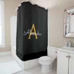 Cortina De Ducha Black Gold Modern Script Girly Monograma Nombre<br><div class="desc">Monograma negro y dorado Nombre Cortina de ducha de baño. Esto hace que el dulce perfecto cumpleaños 16,  boda,  ducha de novia,  aniversario,  ducha de bebé o fiesta de soltera sea regalo para alguien que ama el lujo glam y los estilos de moda.</div>