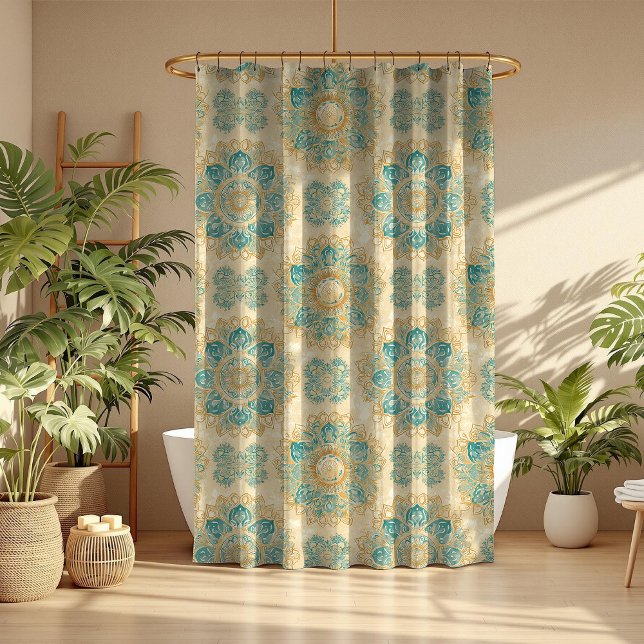 Cortina De Ducha Boho Turquoise y Sand Beige Mandala (Boho Turquoise and Sand Beige Mandala Shower Curtain in a boho bathroom with house plants.)