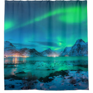 Cortina De Ducha Borealis de Aurora sobre la costa del mar, montaña