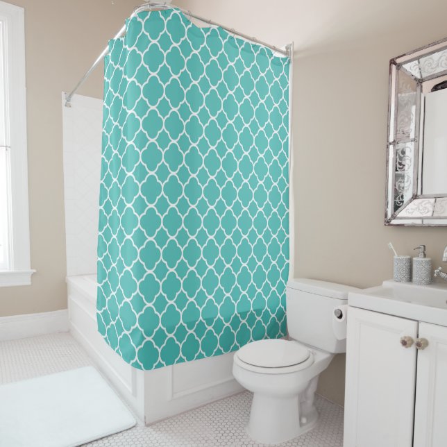 Cortina De Ducha Bright Teal Quatrefoil Pattern (In situ)