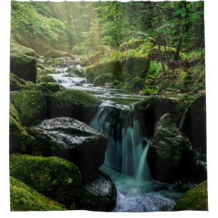 Cortina De Ducha Cala que fluye, rocas cubiertas de musgo verdes,