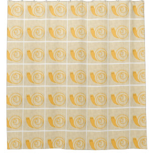 Cortina De Ducha Caracol amarillo en el fondo de la crema