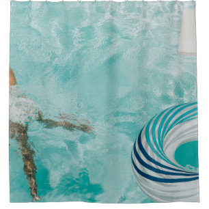 Cortina De Ducha Chica con bañador y bañador en la piscina