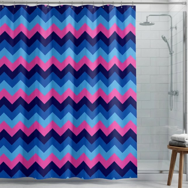 Cortina de ducha con patrón de chevron rosa azul f (Cool Blue Pink Chevron Pattern Shower Curtain hanging in shower in a bathroom.)