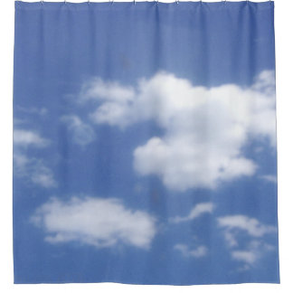 cortina de ducha de nubes en cielo azul