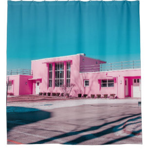 Cortina De Ducha Edificio de hormigón rosa bajo un cielo azul clar