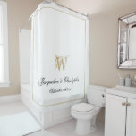 Cortina De Ducha Elegante Monograma de Oro Blanco Nombres de recién<br><div class="desc">Elegante Monograma de Oro Blanco Nombres De La Cortina De Ducha De La Boda Recién Recibida. Cortina de ducha monogramada en blanco y oro personalizada con escritura clásica para el inicial, los nombres de la novia y el novio y la fecha del boda en un elegante fondo blanco de moda....</div>