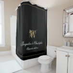 Cortina De Ducha Elegante Monograma de Oro Negro Nombres Boda recié<br><div class="desc">Elegante Monograma de Oro Negro Nombres De La Cortina De Ducha De La Boda Recién Recibida. Cortina de ducha monogramada en blanco, negro y oro. Elegante guión clásico para el inicial, los nombres de la novia y el novio y la fecha del boda en un sólido fondo negro. Un regalo...</div>