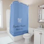 Cortina De Ducha Elegante Monograma y Nombres Gris azul claro Negro<br><div class="desc">Hace un encantador regalo de boda. Elegante Monograma & Nombres Cortina de ducha azul gris claro negro. Elegante cortina de ducha monogramada azul claro y gris claro personalizada. Guión clásico de Guay para el monograma inicial, los nombres de la novia y el novio y la fecha del boda en un...</div>