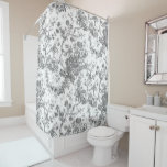 Cortina De Ducha Elegante Vintage Francés Grabado Floral Toile-Gris<br><div class="desc">Elegante y ornamentado patrón vintage gris y blanco de jouy con flores exóticas, viñas y follaje entrelazados con guirnaldas y canastos de rosas. Este patrón se adaptó a partir de un fragmento textil francés histórico aproximadamente en 1910 en la colección Smithsonian. El patrón es de alta resolución pero no se...</div>