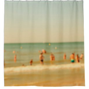 Cortina De Ducha Foto borrosa de playa con bokeh. La gente se relaj