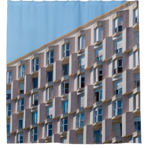 CORTINA DE DUCHA FOTO DE BAJO ÁNGULO DEL EDIFICIO DE CONCRETO GRIS