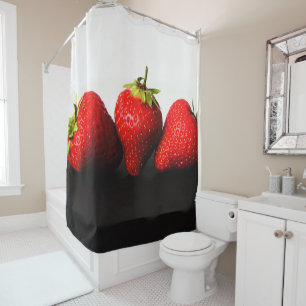 Cortina De Ducha Fresas En Blanco Sobre El Esccán Negro