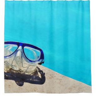 Cortina De Ducha Gafas de natación con marcos azules cerca de la p