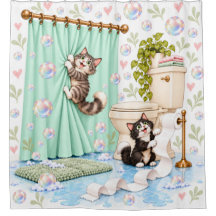 Gatos juguetones en el baño haciendo travesuras