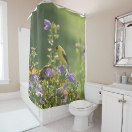 Cortina De Ducha Goldfinch en una flor harebell