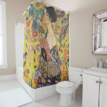 Cortina De Ducha Gustav Klimt Lady Con Pintura De Estilo Art Nouvea<br><div class="desc">Gustav Klimt Lady With Fan Art Nouveau Painting Este retrato de una hermosa mujer muestra un fondo amarillo con adornos asiáticos, pájaros coloridos y flores de loto. La señora usa un vestido al estilo de un kimono impreso con motivos de un vestido de dragón chino. Hermosa pintura artística romántica decorativa...</div>