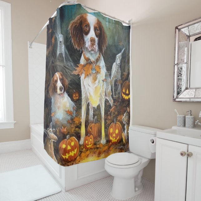 Cortina De Ducha Halloween Brittany Spaniel con calabazas aterrador (In situ)