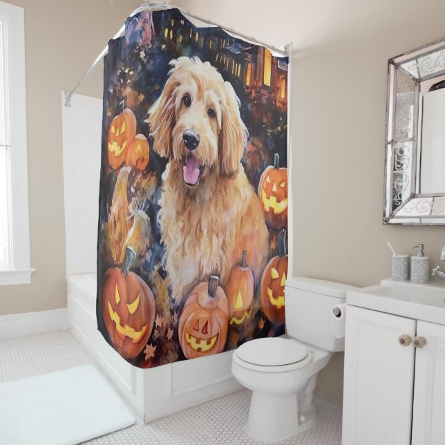 Cortina De Ducha Halloween Goldendoodle con calabazas aterradoras (In situ)