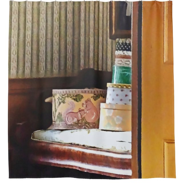 Cortina De Ducha Hatboxes Seen Through an Open Door (Anverso)