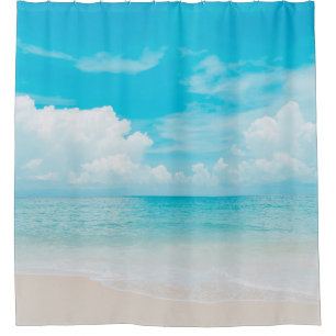 Cortina De Ducha Hermosa playa tropical con cielo azul y c blanco