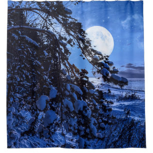 Cortina De Ducha Luna sobre un árbol de abetos nevado y costa marin