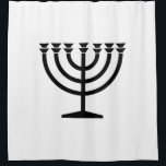 Cortina De Ducha Menorah judía (símbolo del judaísmo)<br><div class="desc">Este diseño presenta un ilustracion de una menorah, utilizada por los judíos para celebrar la festividad de ocho días de Hanukkah. La menorah es un candelabro de nueve ramas que se ilumina durante Hanukkah. Ocho de las nueve ramas tienen luces (velas o lámparas de aceite) que simbolizan las ocho noches...</div>
