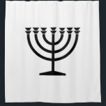 Cortina De Ducha Menorah judía (símbolo del judaísmo)<br><div class="desc">Este diseño presenta un ilustracion de una menorah, utilizada por los judíos para celebrar la festividad de ocho días de Hanukkah. La menorah es un candelabro de nueve ramas que se ilumina durante Hanukkah. Ocho de las nueve ramas tienen luces (velas o lámparas de aceite) que simbolizan las ocho noches...</div>