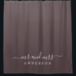 Cortina De Ducha Moda Nueva boda Sr. Sra. Dark Burgundy Monograma<br><div class="desc">Moda cortina de ducha de color burdeos oscuro con el texto Mr. y Mrs. en blanco elegante. El chip de color de algarrobo se utiliza para este diseño elegante que usted puede personalizar con su nombre casado. Un regalo de lujo perfecto para la pareja recién casada. Diseñado exclusivamente para usted...</div>