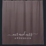 Cortina De Ducha Moda Nueva boda Sr. Sra. Dark Burgundy Monograma<br><div class="desc">Moda cortina de ducha de color burdeos oscuro con el texto Mr. y Mrs. en blanco elegante. El chip de color de algarrobo se utiliza para este diseño elegante que usted puede personalizar con su nombre casado. Un regalo de lujo perfecto para la pareja recién casada. Diseñado exclusivamente para usted...</div>