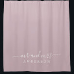 Cortina De Ducha Moda Recién Contratado Sr. Pastel Morple Monograma<br><div class="desc">Cortina de ducha de monograma color púrpura pastel de moda con el texto Mr. y Mrs. en un elegante y blanco. Puedes personalizar este diseño elegante con tu nombre casado. Un regalo de lujo perfecto para la pareja recién casada. Diseñado exclusivamente para usted por Happy Dolphin Studio.</div>