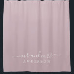 Cortina De Ducha Moda Recién Contratado Sr. Pastel Morple Monograma<br><div class="desc">Cortina de ducha de monograma color púrpura pastel de moda con el texto Mr. y Mrs. en un elegante y blanco. Puedes personalizar este diseño elegante con tu nombre casado. Un regalo de lujo perfecto para la pareja recién casada. Diseñado exclusivamente para usted por Happy Dolphin Studio.</div>