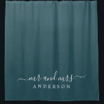 Cortina De Ducha Moda Recién Contratado Sr. Sra. Dark Emerald Monog<br><div class="desc">Moda cortina de ducha de esmeralda oscura monograma con el texto Mr. y Mrs. en blanco elegante guión. El color esmeralda profundo se utiliza para este diseño elegante que usted puede personalizar con su nombre casado. Un regalo de lujo perfecto para la pareja recién casada. Diseñado exclusivamente para usted por...</div>