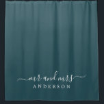 Cortina De Ducha Moda Recién Contratado Sr. Sra. Dark Emerald Monog<br><div class="desc">Moda cortina de ducha de esmeralda oscura monograma con el texto Mr. y Mrs. en blanco elegante guión. El color esmeralda profundo se utiliza para este diseño elegante que usted puede personalizar con su nombre casado. Un regalo de lujo perfecto para la pareja recién casada. Diseñado exclusivamente para usted por...</div>