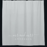 Cortina De Ducha Moda Recién Contratado Sr. Sra. Dark Misty Gray Mo<br><div class="desc">Cortina de ducha de monograma gris claro de moda con el texto Mr. y Mrs. en blanco elegante. El color gris oxidado se utiliza para este diseño elegante que se puede personalizar con el nombre de su pareja. Un regalo de lujo perfecto para la pareja recién casada. Diseñado exclusivamente para...</div>