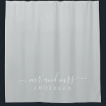 Cortina De Ducha Moda Recién Contratado Sr. Sra. Dark Misty Gray Mo<br><div class="desc">Cortina de ducha de monograma gris claro de moda con el texto Mr. y Mrs. en blanco elegante. El color gris oxidado se utiliza para este diseño elegante que se puede personalizar con el nombre de su pareja. Un regalo de lujo perfecto para la pareja recién casada. Diseñado exclusivamente para...</div>