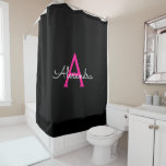 Cortina De Ducha Monograma moderno con guión negro de color rosa ca<br><div class="desc">Monograma negro y rosado caliente Nombre Cortina de ducha de baño. Esto hace que el dulce perfecto cumpleaños 16,  boda,  ducha de novia,  aniversario,  ducha de bebé o fiesta de soltera sea regalo para alguien que ama el lujo glam y los estilos de moda.</div>