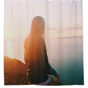 Cortina De Ducha Mujer cerca del cuerpo del agua durante la hora do