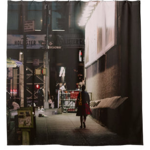 CORTINA DE DUCHA MUJER DE VESTIDO NEGRO Y ROJO CAMINANDO AL LADO DE