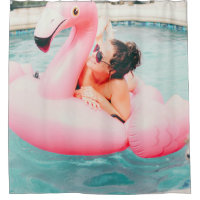 Mujer en flamingo inflable rosa en piscina al aire