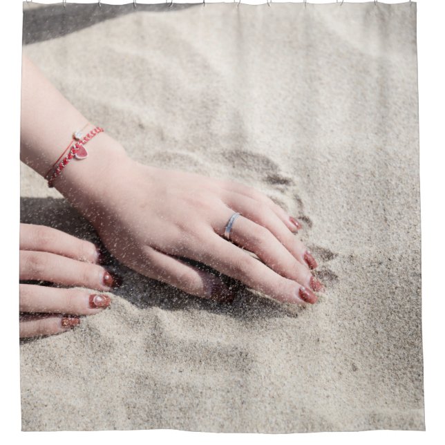 Cortina De Ducha Mujer tendida sobre arena blanca (Anverso)