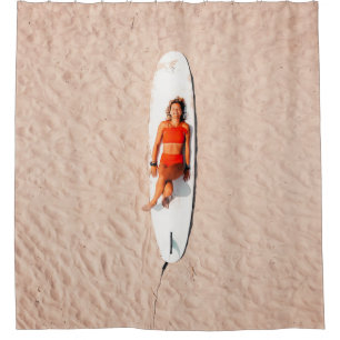 Cortina De Ducha Mujer tirada en la tabla de surf