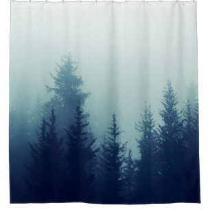 Cortina De Ducha Niebla oxidada en el bosque de pinos en las ladera