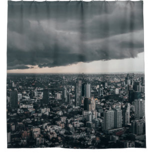 CORTINA DE DUCHA NUBE OSCURA SOBRE EDIFICIOS DE LA CIUDAD