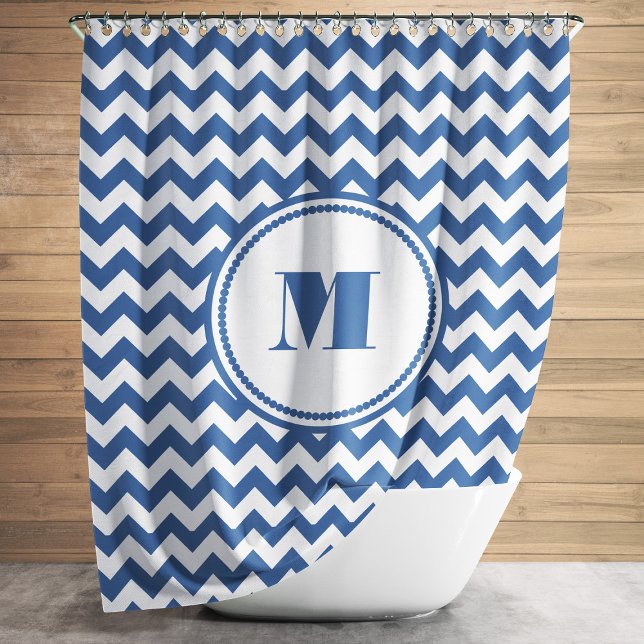 Cortina De Ducha Patrón de cheurón de rayas blancas monogramadas (Modern Monogram Blue Striped Chevron Pattern Shower Curtain)