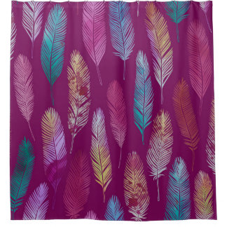 Cortina De Ducha Plumas coloridas: patrón de fondo morado.