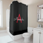 Cortina De Ducha Red Black Girly Script Monograma Nombre moderno<br><div class="desc">Monograma negro y rojo Nombre Cortina de ducha en el baño. Esto hace que el dulce perfecto cumpleaños 16,  boda,  ducha de novia,  aniversario,  ducha de bebé o fiesta de soltera sea regalo para alguien que ama el lujo glam y los estilos de moda.</div>