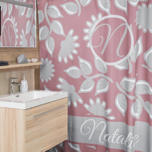 Cortina de ducha rosa con motivos florales y monog (Subido por el creador)