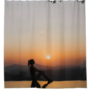 Cortina De Ducha Silhouette de mujer sentada al borde de la eternid