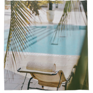 Cortina De Ducha Sillón marrón y negro al lado de la piscina en t